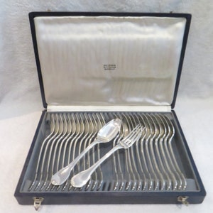 Bel ensemble 14 couverts à dessert argent 950 Minerve décor contours orfèvre AF Gorgeous 20th c French 950 silver 28p dessert cutlery set
