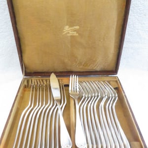 12 couverts à poisson métal argenté gravé LL orfèvre Christofle modèle Clement Marot early 20th c silver-plated 24p fish cutlery set