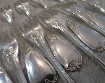 12 fourchettes à dessert métal argenté style Louis XV orfèvre Alfenide early 20th c French silver-plated dessert forks 18,7cm wears plating
