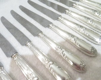 11 couteaux de table manche métal argenté style rococo orfèvre Orbrille modèle Marly Vintage French silver-plated dinner knives