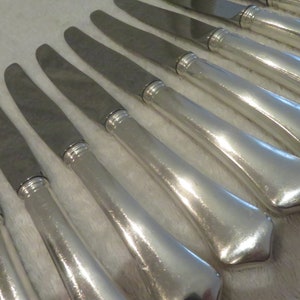 Raros 12 cuchillos de postre orfebre de metal plateado Ravinet Denfert modelo Brantome (cuchillos de postre chapados en plata franceses)