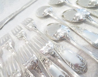 12 couverts de table louche à potage métal argenté st rococo orfèvre Ravinet Denfert modèle Louis XV 17 silver-plated 25p dinner cutlery set