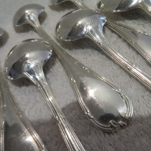12 cucchiai da dessert placcati in argento orafo Christofle modello Rubans Luigi XVI inizi del XX secolo cucchiai da dessert placcati in argento 18,7 cm