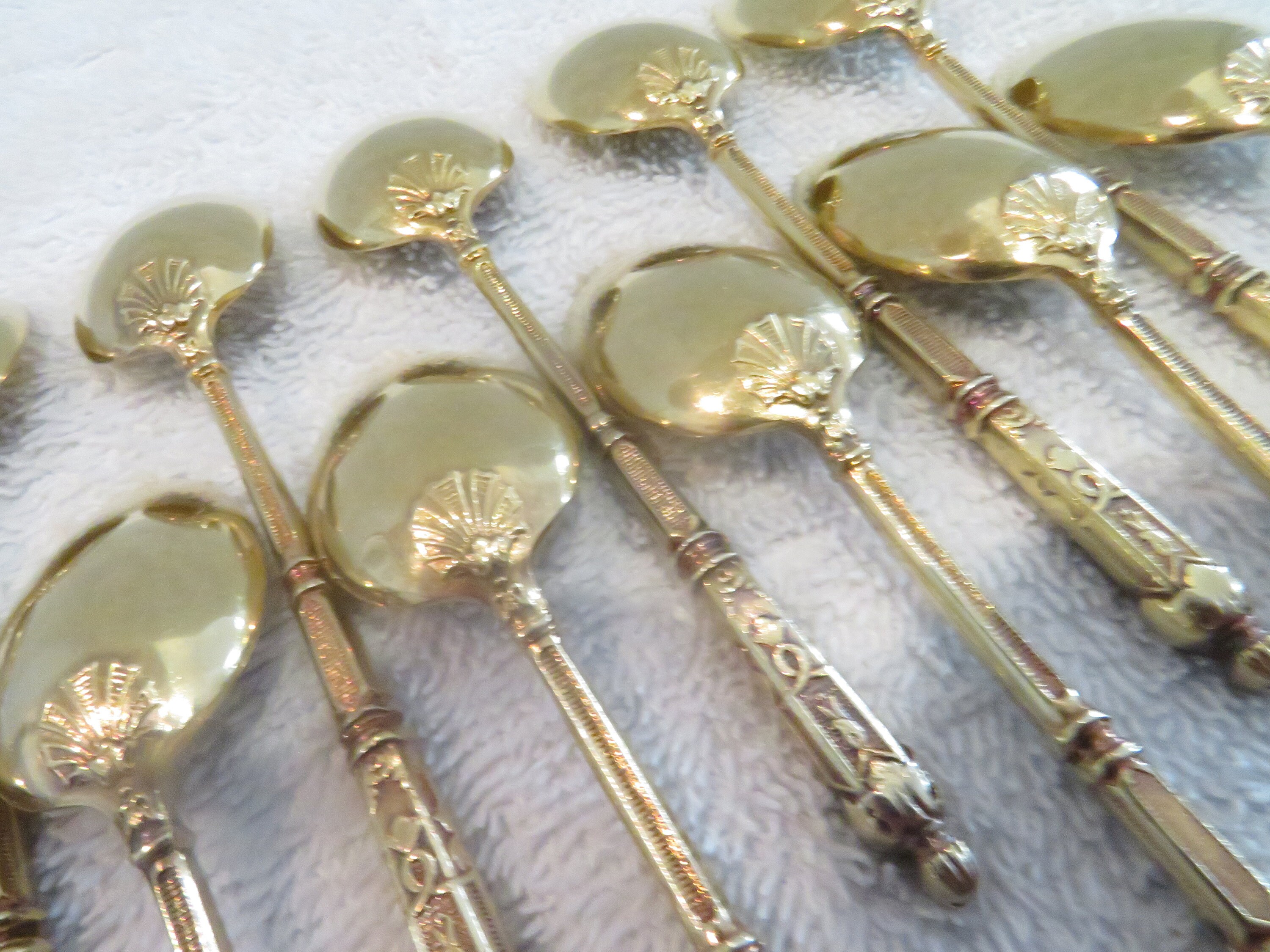 12 PETITES CUILLÈRES à moka en métal doré orfèvre Saint