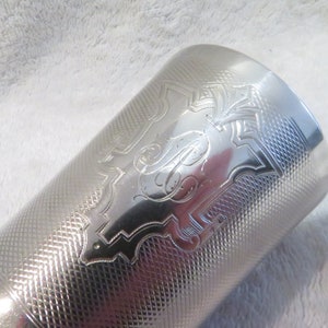 Jolie timbale argent 800 guilloché style Louis XVI décor médaillon 20th c 800 silver baby cup