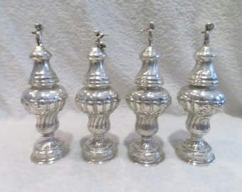 Exceptionnel 4 saupoudreuses argent 800 Allemagne style Louis XVI aux Musiciens Exceptional 19th c German 800 silver sugar shakers