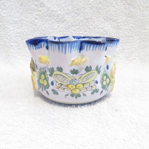 Leere Tasche in Form einer Handtasche aus Nevers-Fayence, verziert mit Blumen und Schneeschuhen, Fabrik F Cottard, frühes 20. Jh., kleine französische Keramikschale