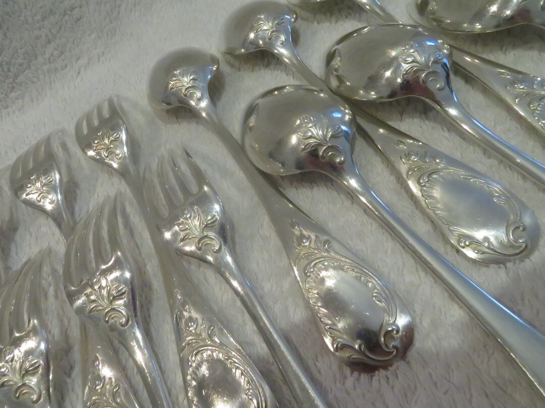 12 cuillères à dessert métal argenté orfèvre Christofle modèle Versailles Vintage silver-plated dessert spoons 19,1cm - France
