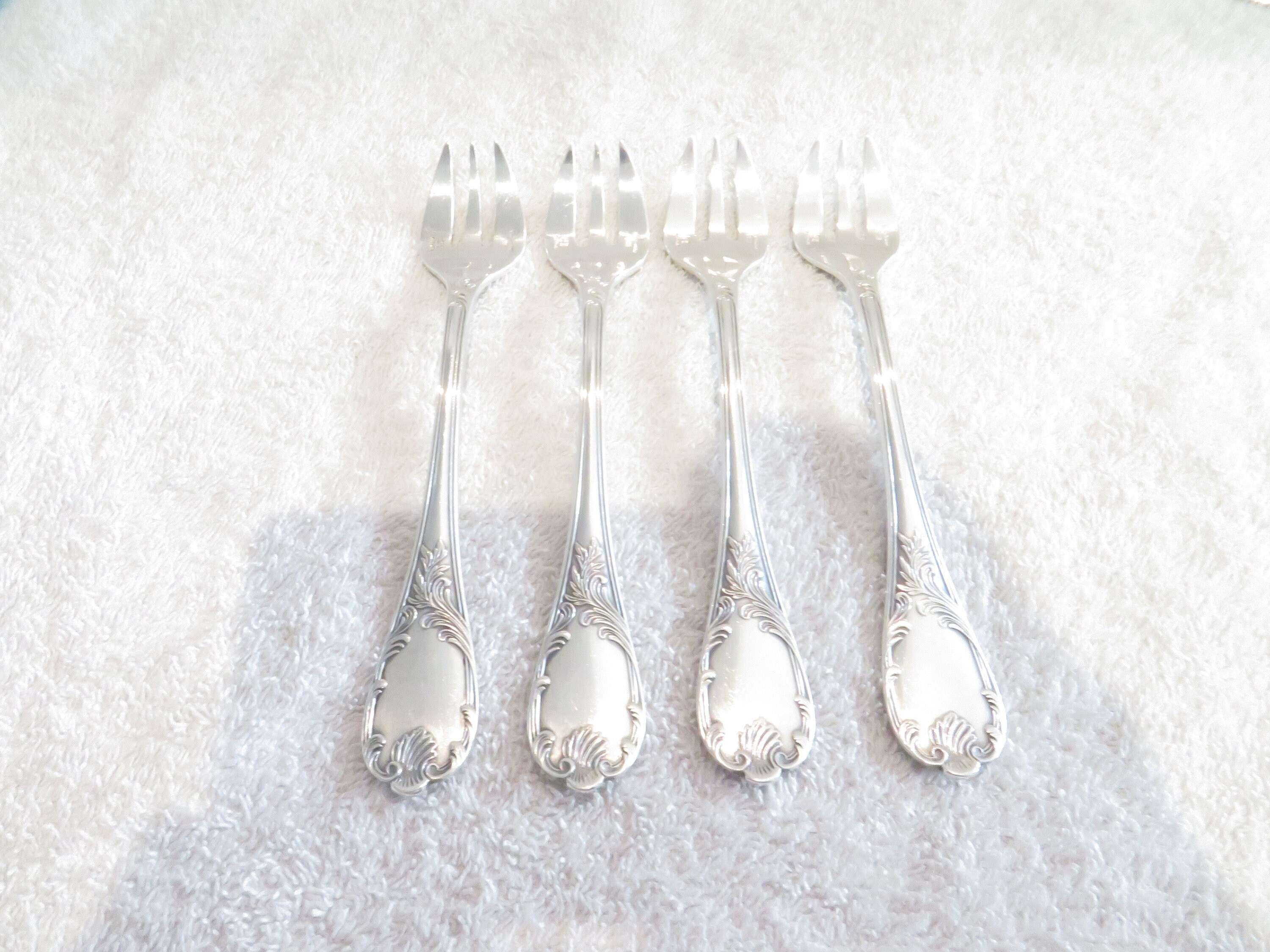 4 本の銀メッキ オイスター フォーク、金細工師クリストフル モデル