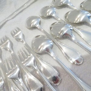 12 couverts de table louche à potage métal argenté st Louis XV orfèvre Alfenide modèle Pompadour French silver-plated 25p dinner cutlery set