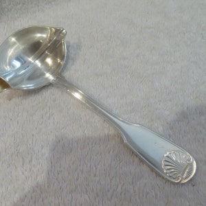 Louche gras maigre métal argenté décor coquille orfèvre Christofle modèle Vendome French silver-plated fat & lean ladle