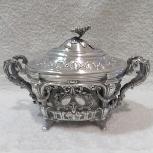Beautiful 950 silver sugar bowl, Minerva design, and Louis XVI style crystal, by the silversmith Massat. Gorgeous late 19th century French 950 silver crystal sugar bowl