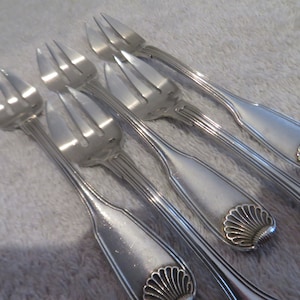 5 silver oyster forks 950 Minerva goldsmith shell decoration Henin Gorgeous 1900 French 950 silver oyster forks 13.7cm