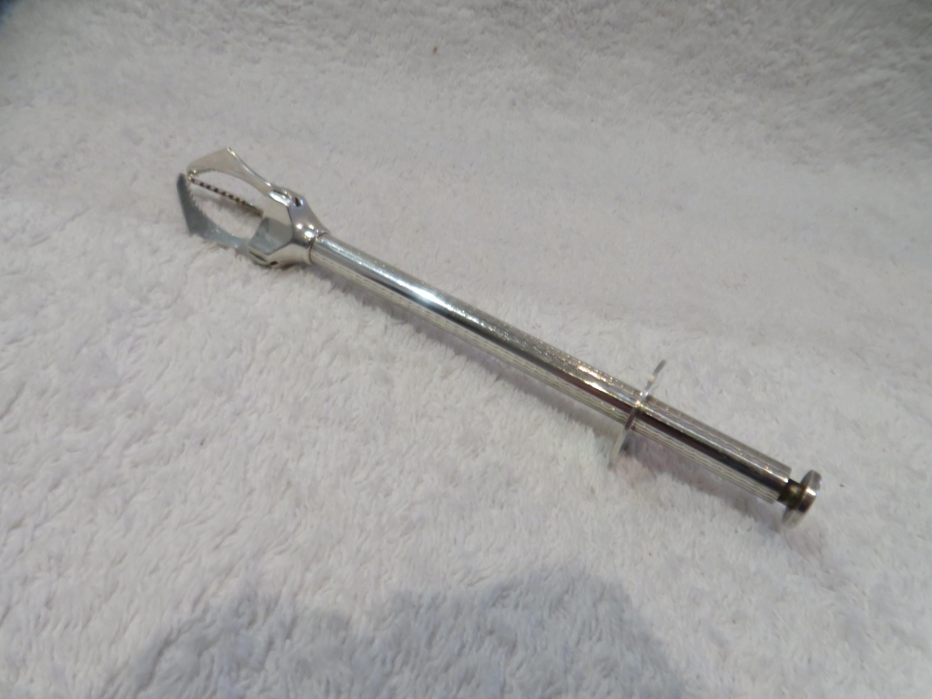 silver-plated sugar tongs push-button system goldsmith Christofle Gallia (French silver-plated sugar tongs push-button system) 16.9cm