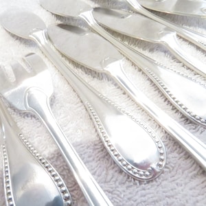 12 cubiertos de pescado de metal plateado decorados con redes de perlas orfebre Ravinet Denfert Mid 20th c Juego de cubiertos de pescado plateados franceses de 24p