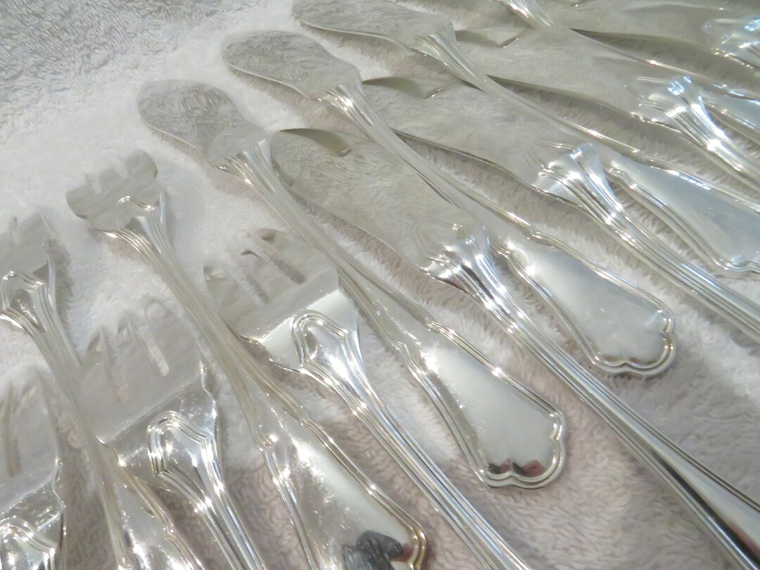 ERCUIS - Douze couverts à poisson en métal argenté modèle filets