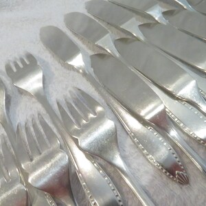 12 couverts à poisson métal argenté style art deco orfèvre Christofle modèle Albatros French silver-plated 24p fish cutlery set