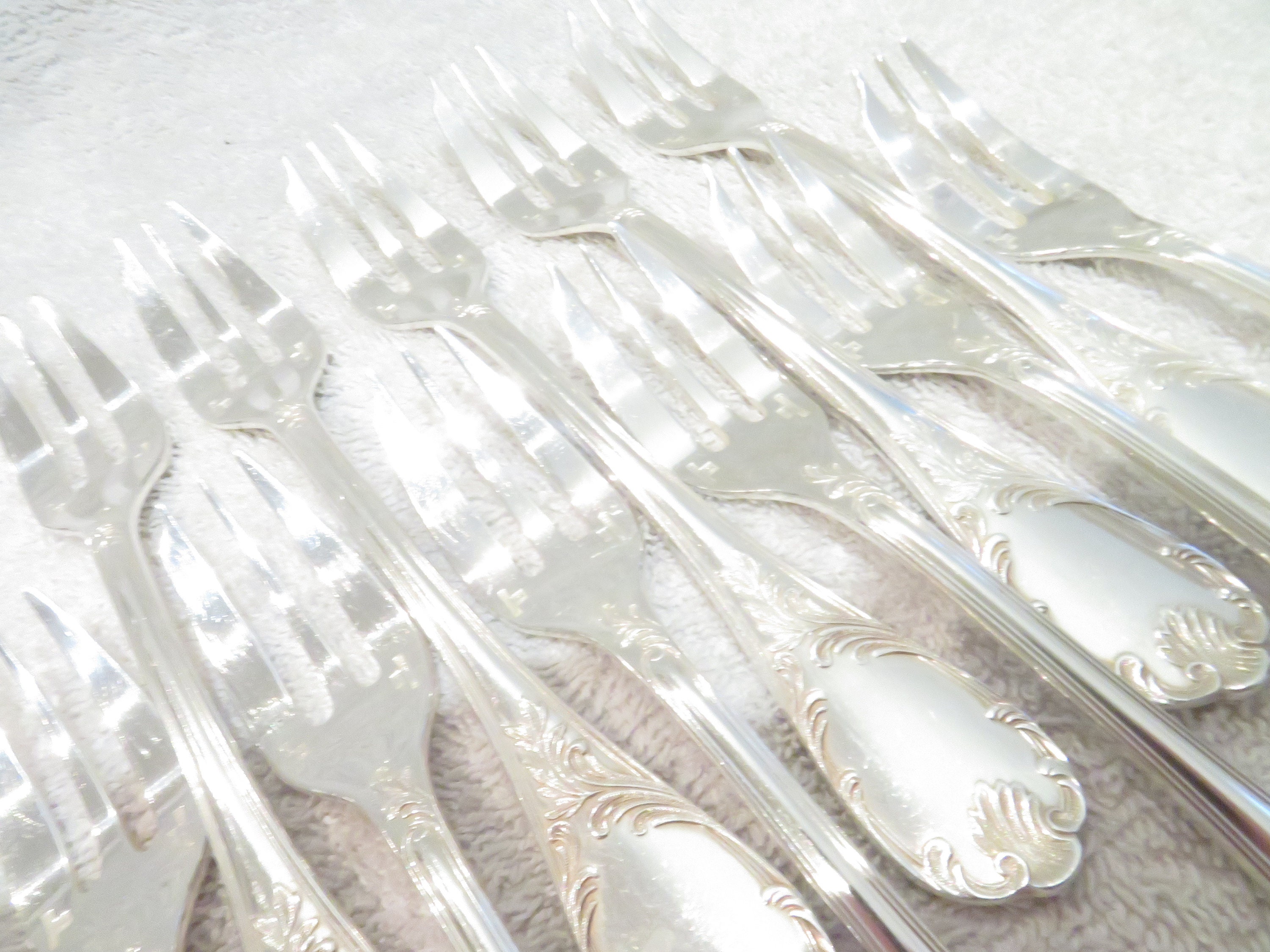 12 Fourchettes à Dessert Le Couvert Français – Métal Argenté – Motif Marly Et Filet