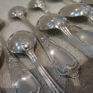 12 silver-plated coffee spoons, Rocaille style, goldsmith Ercuis model Louis XV 29 Vintage French silver-plated coffee spoons 14.5cm