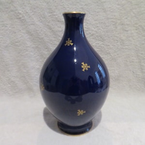 beautiful Sevres porcelain vase bulb shape decor snow stars on a cobalt blue background 1905 French porcelain vase height 26.1cm