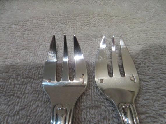 CHRISTOFLE 12 fourchettes à huîtres en métal argenté modèle coquille