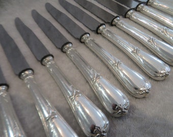 12 couteaux de table métal argenté style Louis XV orfèvre Alfenide early 20th c French silver-plated dinner knives 25,8cm posterior blade