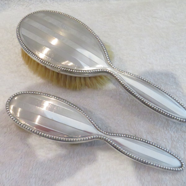 2 brosses à cheveux monture argent 950 Minerve style Louis XVI modèle perles early 20th c French 950 silver 2 hair brushes