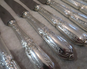 11 couteaux de table manche métal argenté style Louis XVI attributs musicaux Mid 20th c French silver-plated dinner knives 26,1cm
