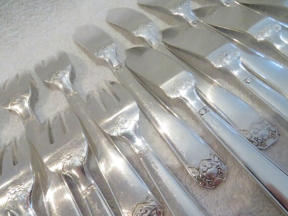 12 COUTEAUX 12 FOURCHETTES +2 COUVERTS À DESSERVIR POISSON METAL ARGENTE