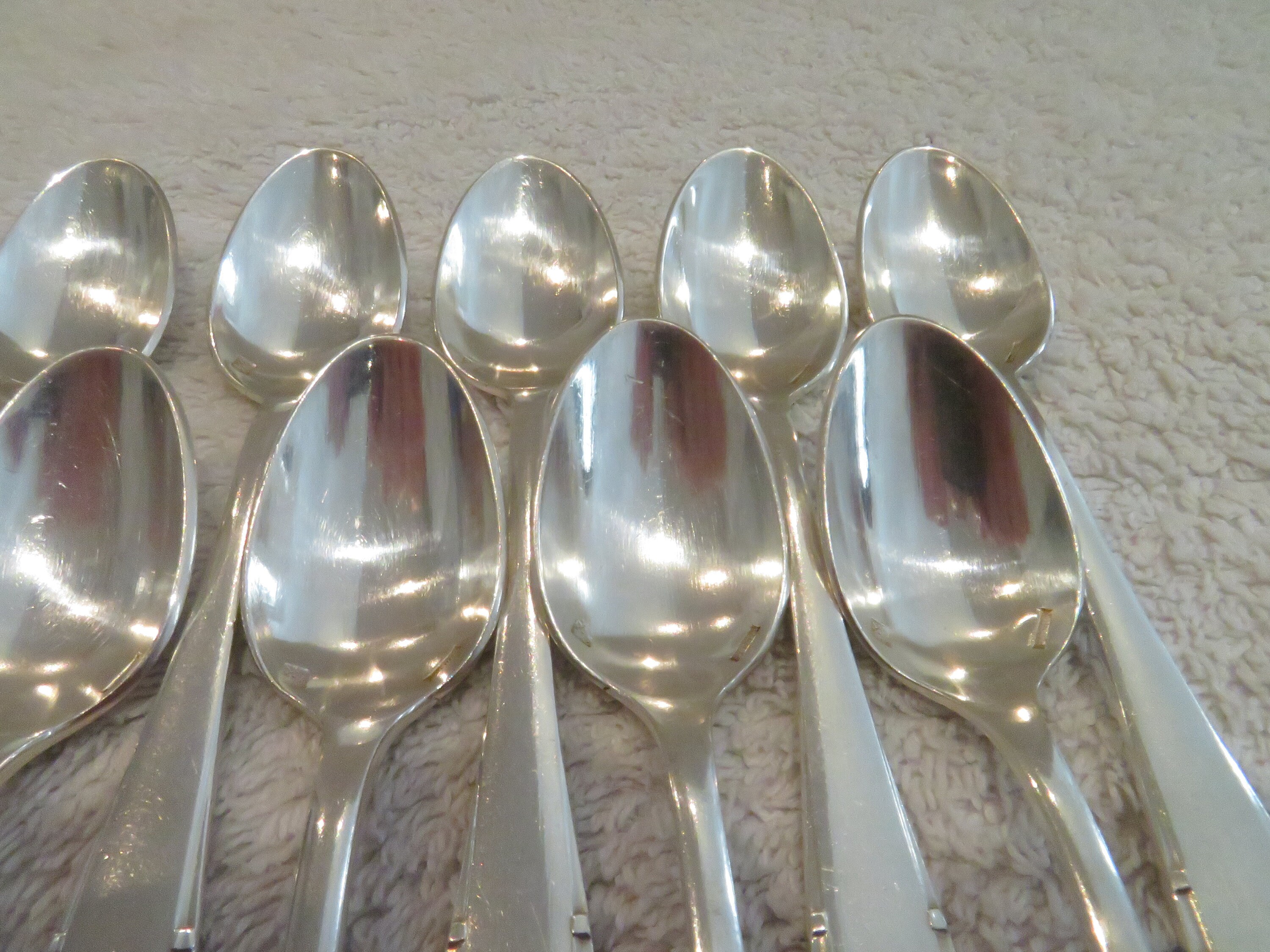 12 cuillères à moka en métal argenté Art Déco en Coffret on Gens de