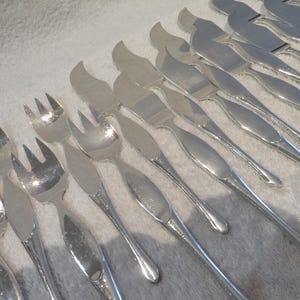 12 silver-plated fish cutlery set, modernist style, duo goldsmith Saint Medard, 1970s, French silver-plated 24p fish cutlery set