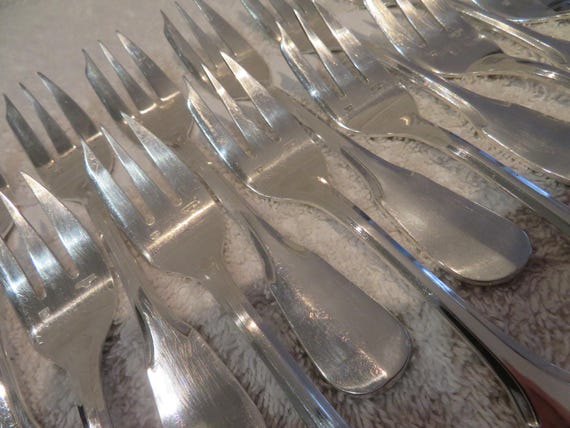 24 Couverts de table Fourchettes Cuilleres métal argenté