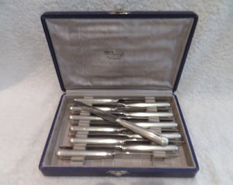 12 couteaux à lunch ou entremets métal argenté modèle coquille orfèvre Cailar Bayard French silver-plated luncheon knives