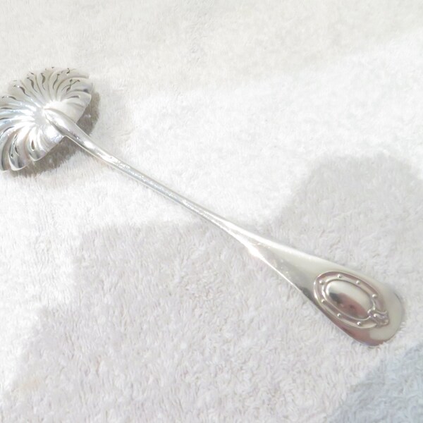 Cuillère à saupoudrer métal argenté manche baguette à médaillon orfèvre ALM early 20th c French silver-plated sugar sifter spoon