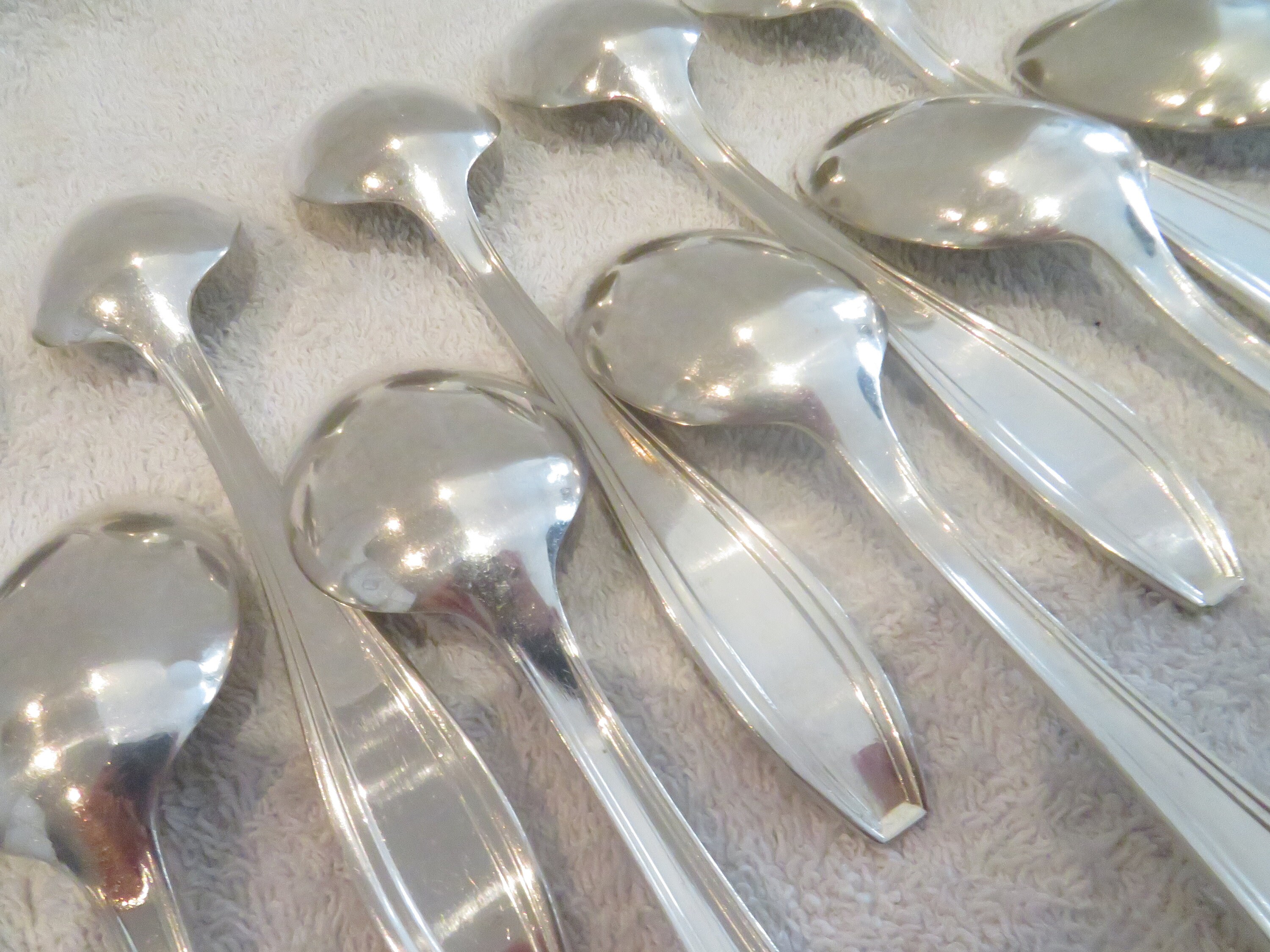Lot De 12 Grandes Cuillères à Dessert Métal Argenté – Décor Fleur De Lys Et Motifs