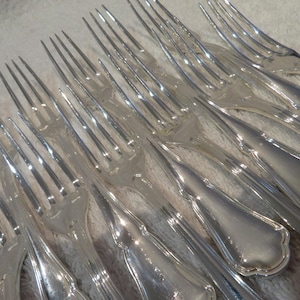 12 silver-plated dessert forks, Ercuis silversmith, Contours Vintage 2000 model, French silver-plated dessert forks, 16.9 cm