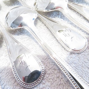 12 cucchiai da dessert placcati in argento Christofle orafo Perles modello inciso MA Cucchiai da dessert placcati in argento vintage 17,2 cm quasi pari al nuovo