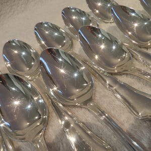 12 silver-plated dessert spoons, Ercuis goldsmith, Contours Vintage 2000 model, French silver-plated dessert spoons, 16.8 cm
