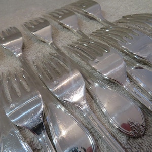 12 silver-plated dessert forks, silversmith Mappin & Webb, rue de la paix, Paris Vintage silver-plated dessert forks 18.5cm