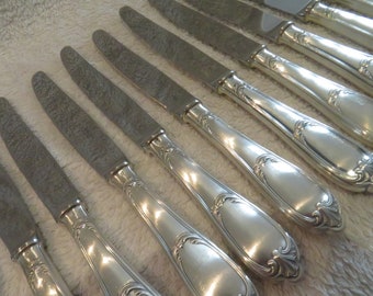 12 couteaux de table métal argenté style Louis XV orfèvre Ercuis modèle Pompadour French silver-plated dinner knives