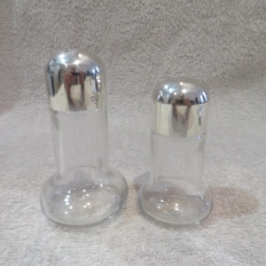 Salz- und Pfefferstreuer aus Glas und silbernem Metall. Modernistischer Vintage-Salz- und Pfefferstreuer aus französischem Glas und versilbertem Metall