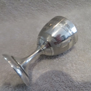 Bonita huevera de plata 950 con decoración guilloché, tarjeta de visita y perlas, orfebre Boulenger de finales del siglo XIX, huevera francesa con patas de plata 950
