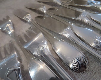 12 couverts à poisson métal argenté décor coquille orfèvre Christofle modèle Vendome French silver-plated 24p fish cutlery set