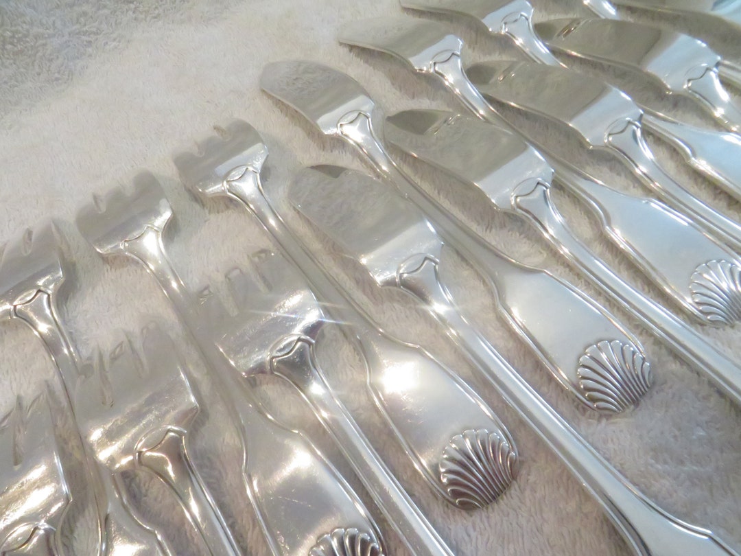 12 petites cuillères en métal argenté modèle coquille orbrille