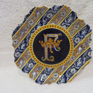 Beautiful Gien faience serrated plate 1971 decor François 1er Vintage French ceramic plate d max 21.8cm