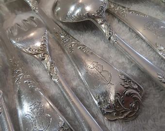 6-częściowy zestaw srebrnych sztućców obiadowych, srebro próby 950, wzór Minerva, złotnik Puiforcat, wzór liścia dębu rokoko, około 1900 r., francuski, srebro próby 950, 12 elementów, 21,6 cm