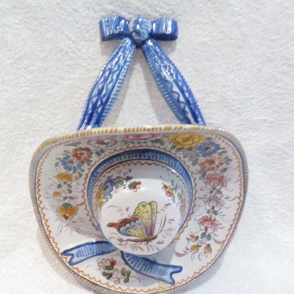 Belle bouquetière mural faience Nevers Fabrique Trousseau 1892 forme chapeau décor papillon et fleurs h 26,2cm