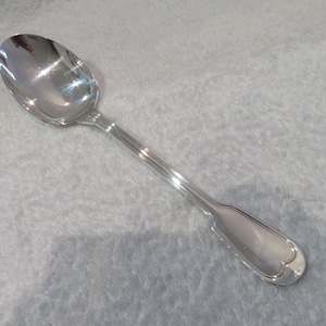 Peut inclure: Une cuillère en argent avec un bol arrondi et un design simple et élégant.