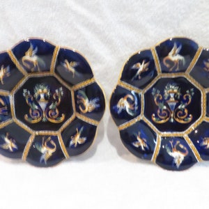 2 polylobed plates shape flower faience of Gien renaissance decoration on blue background 1960 French ceramic 2 potbellied plates