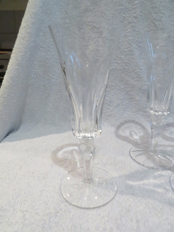 St Louis FRANCE CRYSTAL BRISTOL Champagne Flute Beautiful no chips or cracks. St Louis FRANCE CRYSTAL BRISTOL Champagne Flute Beautiful no chips or cracks.